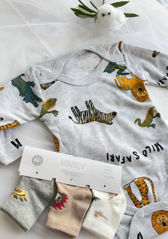 “Wild Safari " – Бебешко сиво боди с дълъг ръкав и щампи на диви животни
