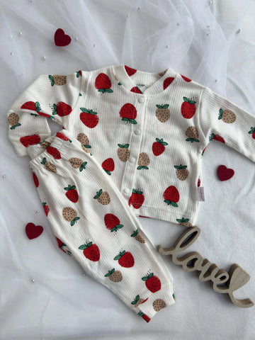 Бебешки комплект от две части с ягоди"