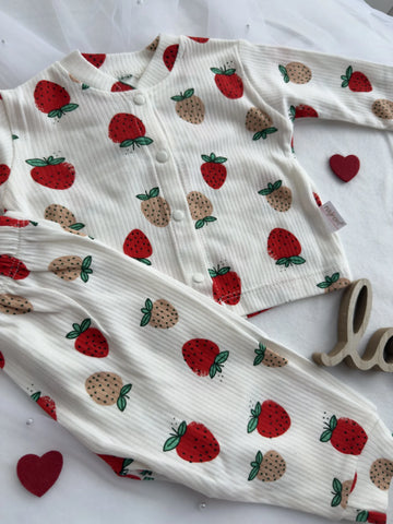 Бебешки комплект от две части с ягоди"