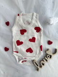 Бебешко боди без ръкав с червени сърца