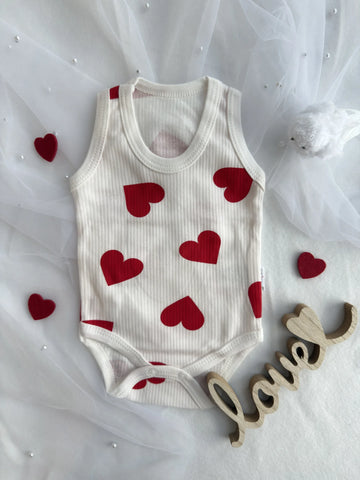 Бебешко боди без ръкав с червени сърца