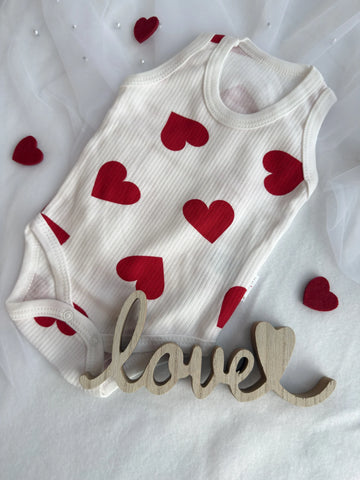Бебешко боди без ръкав с червени сърца