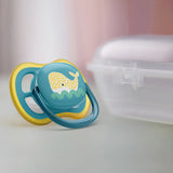 Комплект от 2 бр. ортодонтични залъгалки Philips AVENT SCF349/24 Ultra Air 18м+, неутрални цветове с декор Кит, в кутия за стерилизиране