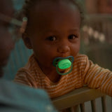 Комплект от 2 бр. светещи в тъмното ортодонтични залъгалки Philips Avent Ultra Air Night SCF376/23 и кутия за стерилизиране, 18м+