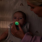 2 бр. светещи в тъмното ортодонтични залъгалки за новородени Philips AVENT SCF075/07 Ultra Start Night 0-2м, в оранжево и лилаво с декор луна и звезди, в кутия за стерилизиране