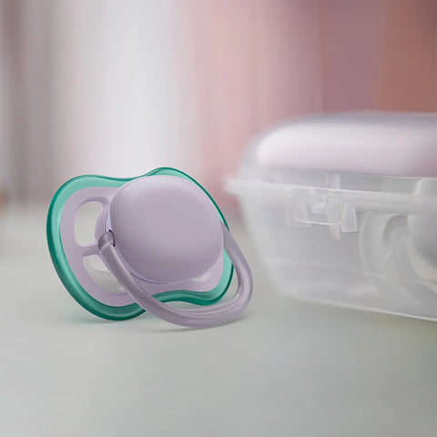 Комплект от 2 бр. ортодонтични залъгалки Philips AVENT SCF085/24 Ultra Air 0-6м, лилаво и зелено, в кутия за стерилизиране